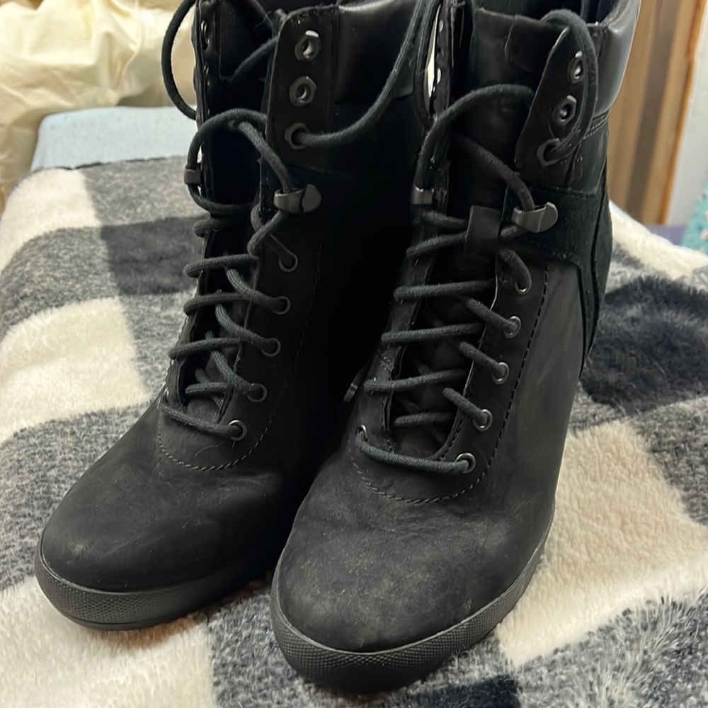 Timberland Camdale Women’s Black Heeled Field Boots